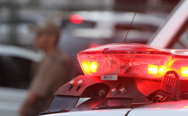 Homem alcoolizado é preso por furto e posse de drogas em Orleans