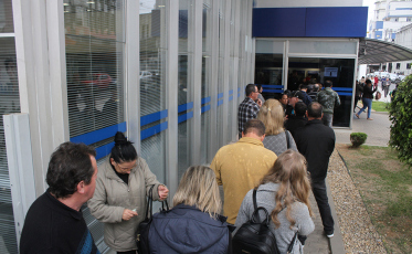 Saque do PIS lota agências da Caixa