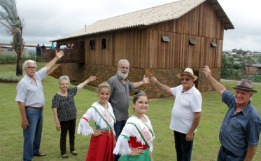 Festa, homenagens e presente no aniversário