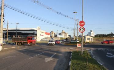Rotatória da Gabriel Zanette precisa de sinalização vertical 