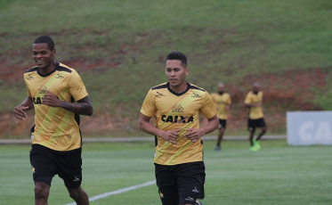 Reis comemora golaço