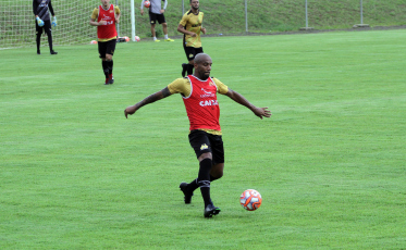 Pela primeira vitória em clássico