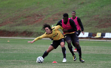 Mazola esboça time que deve enfrentar o Sampaio Corrêa