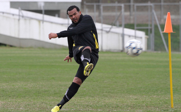 Mazola começa a preparar o time para sábado