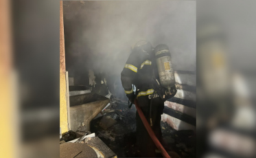 Incêndio atinge marcenaria e mobiliza Corpo de Bombeiros em Criciúma
