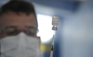 Brasil começa a aplicar vacina bivalente contra Covid-19