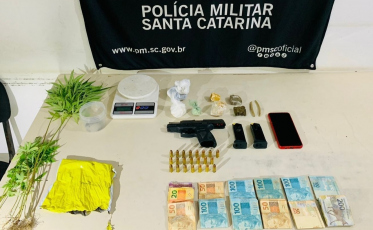 Com arma, drogas e mais de R$ 6 mil dentro de casa, homem é preso no Balneário Arroio do Silva