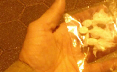 Homem é flagrado com três buchas de cocaína