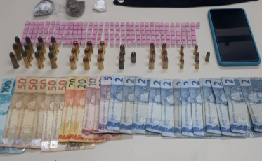 Polícia apreende drogas, armas, munições e dinheiro em Criciúma
