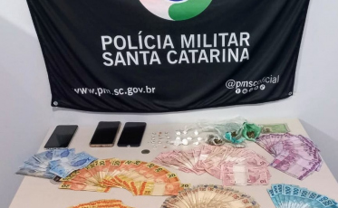 Laguna: PM apreende drogas, celulares e dinheiro em residência