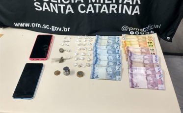 Com crack e maconha, jovens são presos por tráfico de drogas em Criciúma