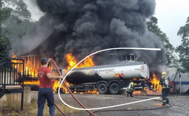 Caminhão carregado de combustível pega fogo em Criciúma
