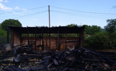 Incêndio destrói galpão rural em Criciúma