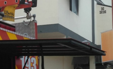 Bombeiros combatem incêndio em apartamento no Centro (VÍDEO)