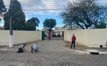 Materiais de campanha espalhados pelas ruas foram registrados no início da manhã