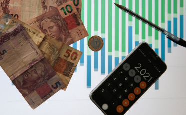 INPC sobe 0,73% em dezembro e fecha o ano em 10,16%, diz IBGE