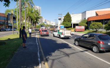 Mais um dia de obras e trânsito caótico na Centenário