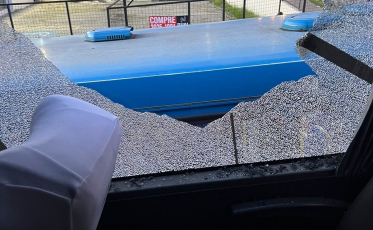 Susto! Ônibus do Criciúma bate em galho e estilhaços de vidro atingem jogadores