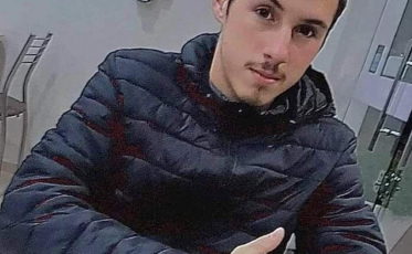 Jovem morre ao ser arremessado para debaixo de ônibus em acidente