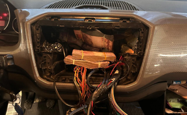 Mais de R$ 400 mil sem origem comprovada são encontrados em painel de carro na BR-101