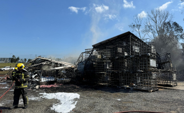 Corpo de Bombeiros controla incêndio em indústria de Criciúma