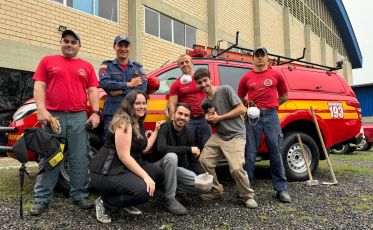 Vídeo: Bombeiros resgatam cachorro que ficou preso no subsolo de ginásio em Criciúma