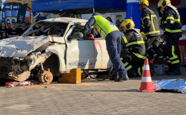 Bombeiros participam de simulação de acidente de trânsito no Parque das Nações