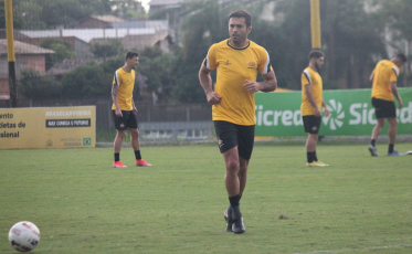 Eder: Exame aponta estiramento na coxa; atleta ainda é dúvida para quarta-feira