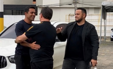 Eder chega ao Majestoso para assinar contrato com o Tigre (VÍDEO)