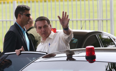 Bolsonaro sanciona lei que pune incitação ao suicídio pela internet