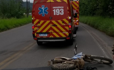 Desespero: Mãe vê filha se acidentar de motocicleta em Urussanga (FOTOS)