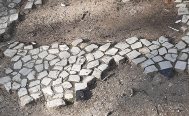 Buracos na calçada em frente a uma creche preocupam pais e moradores