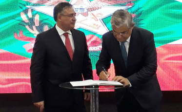 Eduardo Moreira empossado governador de Santa Catarina