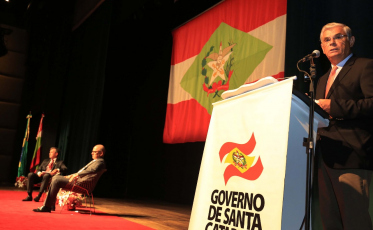 Governador Eduardo Pinho Moreira empossa novos secretários da Fazenda