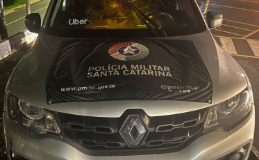 Criciúma: motorista de aplicativo salta de carro em fuga após assalto