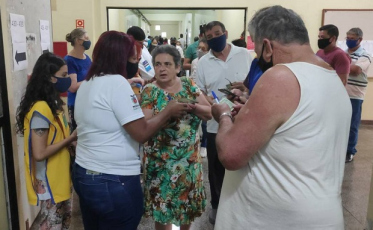 Sem máscara, eleitora é impedida de entrar na seção em Cascavel