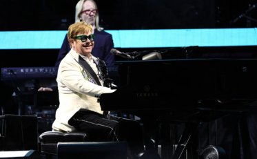 Urussanguense participa do último show de Elton John em NY (VÍDEO)