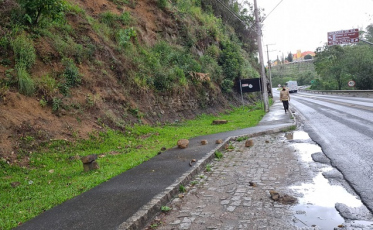 Deslizamentos em paredão rochoso com 300 metros de extensão coloca Defesa Civil em alerta (VÍDEO)