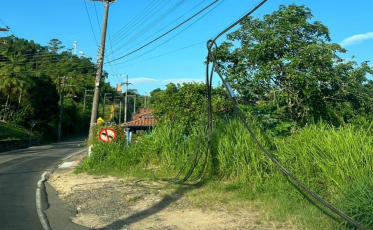 Energia retomada em Urussanga após caminhão se enroscar com fios