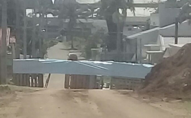 Moradores bloqueiam novamente acessos a Via Rápida