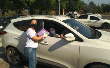 Bolo, lembranças e muitas mensagens para professores e alunos do Colégio Satc 