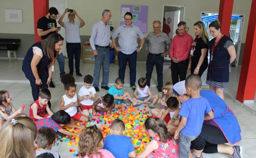 Crianças do CEI Lapagesse recebem doação do projeto Brinquedo Educativo