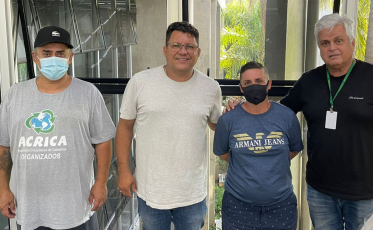 Programa Jogue Limpo com a Cidade entrega certificado Amigo do Meio Ambiente