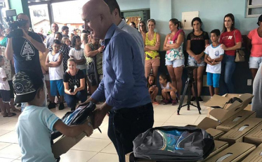 Materiais escolares entregues no Rincão (VÍDEO)