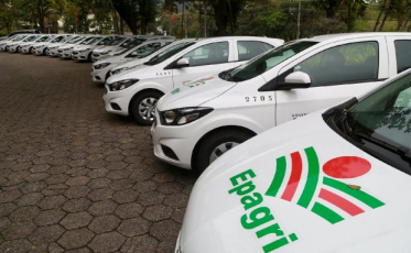 Governo do Estado entrega 24 veículos e três máquinas agrícolas para Epagri 