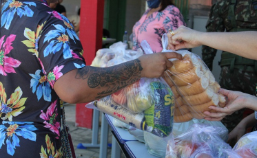 Educação entrega 10 mil kits de alimentação em Criciúma