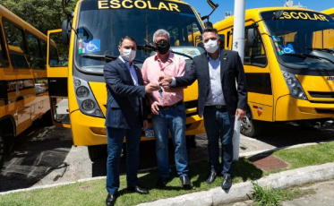 Estado entrega 28 ônibus do transporte escolar