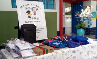 Governo Municipal entrega uniformes escolares aos CEIMs