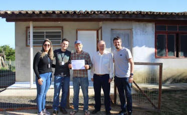 Agricultor de Morro da Fumaça recebe selo para poder comercializar mel