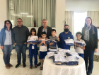 Meleiro entrega uniformes para alunos da rede municipal